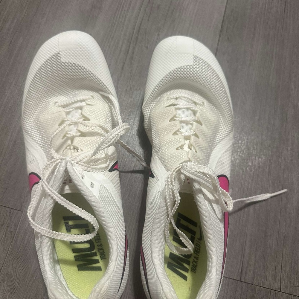Women’s Nike Spikes size 8. Only worn once.